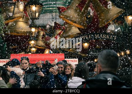 Leute, die den falschen Schneefall in London genießen, Covent Garden Stockfoto