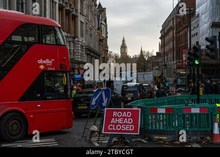 Verkehr in London, TFL Doppeldecker, Straße vor uns gesperrt Stockfoto