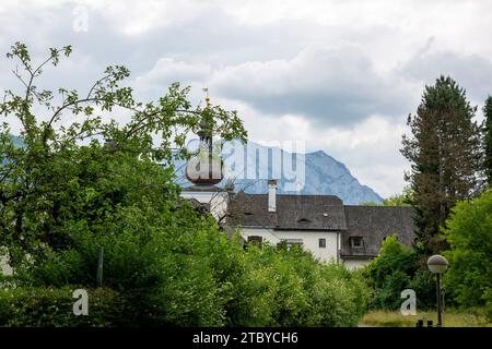 Gmunden, Österreich - 17. Juni 2023: Landschloss in Gmunden am Traunsee in Österreich Stockfoto