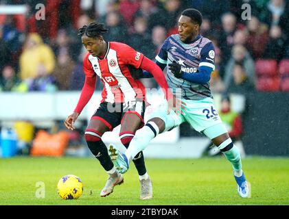 Andre Brooks von Sheffield United (links) und Brentfords Shandon Baptiste kämpfen um den Ball während des Premier League-Spiels in der Bramall Lane, Sheffield. Bilddatum: Samstag, 9. Dezember 2023. Stockfoto