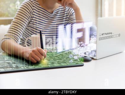 Frau mit Tablet und Laptop zur Veröffentlichung von NFT-Grafiken (Hologramm) Stockfoto