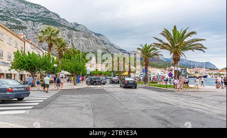 Straßen des Kurorts Makarska. Makarska, eines der beliebtesten Reiseziele für Badeurlaube in Kroatien. Stockfoto