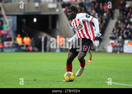 Sunderland, Großbritannien. Dezember 2023. Eliezer Mayenda aus Sunderland während des Sky Bet Championship Matches zwischen Sunderland und West Bromwich Albion im Stadion of Light, Sunderland am Samstag, den 9. Dezember 2023. (Foto: Robert Smith | MI News) Credit: MI News & Sport /Alamy Live News Stockfoto