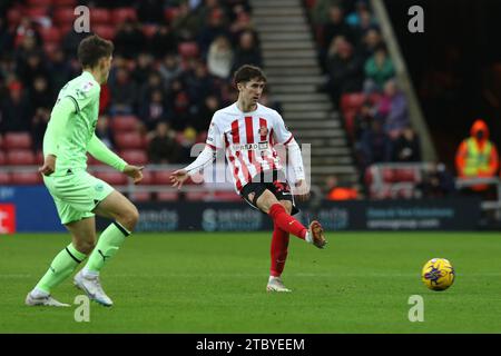 Sunderland, Großbritannien. Dezember 2023. Trai Hume of Sunderland während des Sky Bet Championship Matches zwischen Sunderland und West Bromwich Albion im Stadium of Light, Sunderland am Samstag, den 9. Dezember 2023. (Foto: Robert Smith | MI News) Credit: MI News & Sport /Alamy Live News Stockfoto