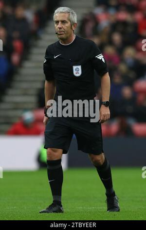 Sunderland, Großbritannien. Dezember 2023. Schiedsrichter Darren Bond während des Sky Bet Championship-Spiels zwischen Sunderland und West Bromwich Albion im Stadium of Light, Sunderland am Samstag, den 9. Dezember 2023. (Foto: Robert Smith | MI News) Credit: MI News & Sport /Alamy Live News Stockfoto