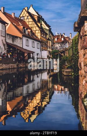 Touristenboot auf dem Kanal bei Petite Venice in Colmar Stockfoto