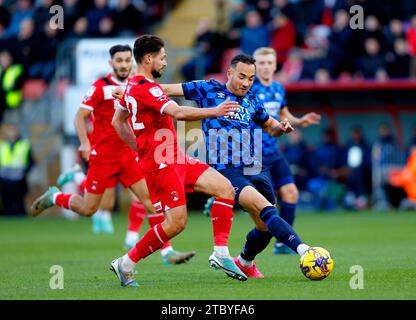 Kane Wilson (rechts) von Derby County und Rob Hunt von Leyton Orient kämpfen um den Ball während des Spiels der Sky Bet League One in der Brisbane Road, London. Bilddatum: Samstag, 9. Dezember 2023. Stockfoto