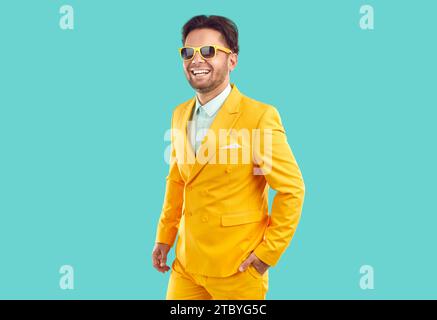 Porträt eines hübschen, stilvollen jungen Mannes in Sonnenbrille Stockfoto