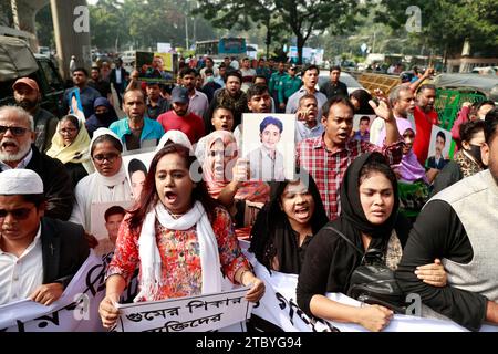 Dhaka, Bangladesch. Dezember 2023. Verwandte verschwundener Menschen bilden eine Menschenkette vor dem National Press Club, nachdem die Polizei am 9. Dezember 2023 eine Kundgebung vom Shahabag in Dhaka, Bangladesch, aufgelöst hatte. Die soziale Organisation 'Mayer Dak' organisierte diese Veranstaltung zur Begehung des Menschenrechtstages, der jährlich weltweit am 10. Dezember gefeiert wird. (Kreditbild: © Suvra Kanti das/ZUMA Press Wire) NUR REDAKTIONELLE VERWENDUNG! Nicht für kommerzielle ZWECKE! Quelle: ZUMA Press, Inc./Alamy Live News Stockfoto