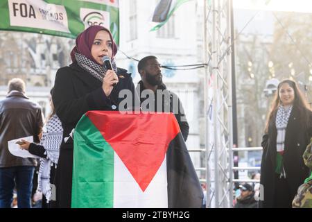 London Großbritannien. DEZEMBER 2023. Apsana Begum spricht auf dem Parlamentsplatz beim Nationalmarsch für Palästina. Credit Milo Chandler/Alamy Live News Stockfoto