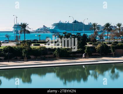 Palma Mallorca, Spanien - 20. November 2023: MSC Seaview Kreuzfahrtschiff und andere große Kreuzfahrtschiffe legen in Palma de Mallorca, Spanien, an Stockfoto