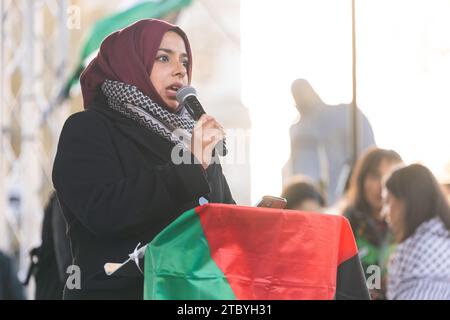 London Großbritannien. DEZEMBER 2023. Apsana Begum spricht auf dem Parlamentsplatz beim Nationalmarsch für Palästina. Credit Milo Chandler/Alamy Live News Stockfoto