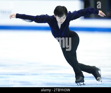 Peking, China. Dezember 2023. Kagiyama Yuma aus Japan tritt während des Freilaufens der Männer beim ISU Grand Prix des Eiskunstlauf-Finales 2023 in Peking, China, am 9. Dezember 2023 auf. Quelle: Xu Yanan/Xinhua/Alamy Live News Stockfoto