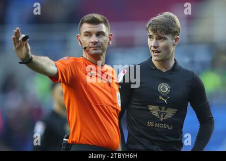 Luca Connell #48 von Barnsley spricht mit Schiedsrichter Oliver Yates während der Sky Bet League 1 Match Reading gegen Barnsley im Select Car Leasing Stadium, Reading, Großbritannien, 9. Dezember 2023 (Foto: Gareth Evans/News Images) Stockfoto