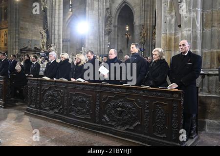 Trauerfeier mit staatlichen Ehren des ehemaligen Außenministers, Parlamentsabgeordneten, Senators und Vorsitzenden des Präsidialamtes Karel Schwarzenberg, der am 12. November im Alter von 85 Jahren starb. Die Messe wird von Erzbischof Jan Graubner von Prag gefeiert, und Priester Tomas Halik predigte. Die Trauernden nehmen am 9. Dezember 2023 an der Messe in der Kathedrale der Heiligen Veit, Wenzel und Adalbert in der Prager Burg, Tschechien, Teil. Von links aus der tschechische Präsident Petr Pavel, seine Frau Eva Pavlova, der slowakische Präsident Zuzana Caputova, Henri, Großherzog von Luxemburg, Albert II Fürst von Monaco, Alois, erblicher Fürst und Regent von Liechtenstei Stockfoto