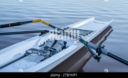 Fort Collins, CO, USA - 6. Dezember 2023: Detail einer Küstenruderhülle Literace 1x von Litebox an einem Ufer des Horsetooth Reservoir. Stockfoto
