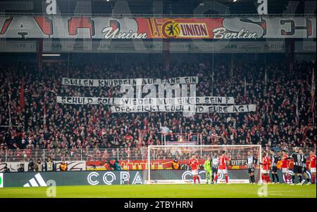 Berlin, Deutschland. Dezember 2023. Fußball: Bundesliga, 1. FC Union Berlin - Borussia Mönchengladbach, 14. Spieltag, an der Alten Försterei. Die Fans der Union Berlin zeigen auf der Waldseite Banner gegen die DFB AG Stadionsicherheit. Hinweis: Andreas Gora/dpa – WICHTIGER HINWEIS: gemäß den Vorschriften der DFL Deutscher Fußball-Liga und des DFB Deutscher Fußball-Bundes ist es verboten, im Stadion und/oder des Spiels aufgenommene Fotografien in Form von sequenziellen Bildern und/oder videoähnlichen Fotoserien zu verwenden oder zu nutzen./dpa/Alamy Live News Stockfoto