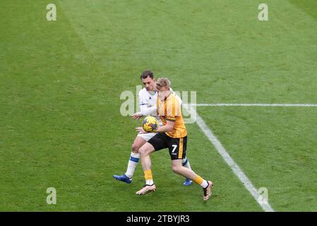 Birkenhead, Großbritannien. Dezember 2023. Lee O'Connor von Tranmere Rovers und will Evans aus Newport County während des Spiels der EFL SkyBet League Two zwischen Tranmere Rovers und Newport County im Prenton Park, Birkenhead, England am Samstag, den 9. Dezember 2023 (Foto: Phil Bryan/Alamy Live News) Stockfoto