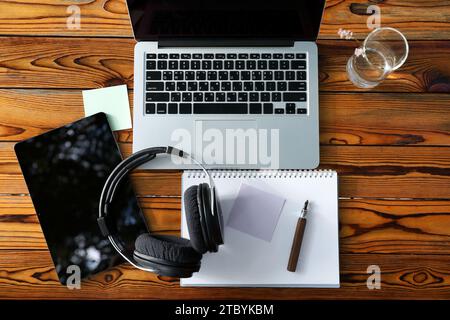 Notebook, Laptop und Kopfhörer auf dem Tisch Stockfoto