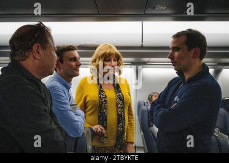 Houston, Usa. Dezember 2023. Raphaël Liégeois spricht mit der Presse während eines Fluges nach Houston, Texas, und Atlanta, Georgia, in den USA, am Samstag, den 09. Dezember 2023. BELGA FOTO JASPER JACOBS Credit: Belga News Agency/Alamy Live News Stockfoto