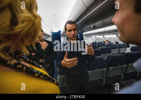 Houston, Usa. Dezember 2023. Raphaël Liégeois spricht mit der Presse während eines Fluges nach Houston, Texas, und Atlanta, Georgia, in den USA, am Samstag, den 09. Dezember 2023. BELGA FOTO JASPER JACOBS Credit: Belga News Agency/Alamy Live News Stockfoto