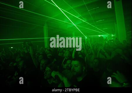 Kopenhagen, Dänemark. Dezember 2023. Konzertbesucher, die bei einem Live-Konzert mit der englischen Electronica-Gruppe The Prodigy auf der Tap1 in Kopenhagen zu sehen waren. (Foto: Gonzales Foto - Nikolaj Bransholm). Stockfoto