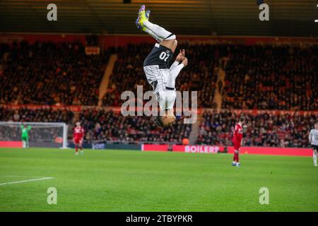 Omari Hutchinson von Ipswich Town feiert das zweite Tor ihrer Mannschaft während des Sky Bet Championship Matches im Riverside Stadium, Middlesbrough. Bilddatum: Samstag, 9. Dezember 2023. Stockfoto