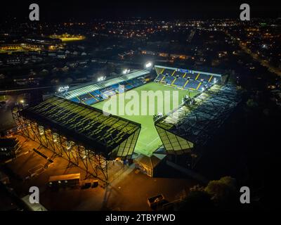 Rugby Park, Heimat des FC Kilmarnock. Aus der Luft gesehen bei eingeschaltetem Flutlicht. Stockfoto