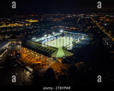 Rugby Park, Heimat des FC Kilmarnock. Aus der Luft gesehen bei eingeschaltetem Flutlicht. Stockfoto