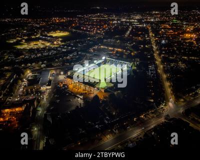 Rugby Park, Heimat des FC Kilmarnock. Aus der Luft gesehen bei eingeschaltetem Flutlicht. Stockfoto