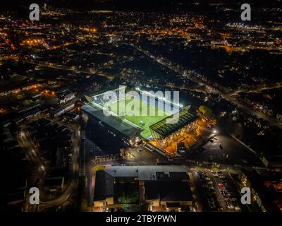 Rugby Park, Heimat des FC Kilmarnock. Aus der Luft gesehen bei eingeschaltetem Flutlicht. Stockfoto