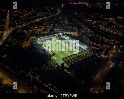 Rugby Park, Heimat des FC Kilmarnock. Aus der Luft gesehen bei eingeschaltetem Flutlicht. Stockfoto