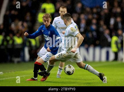 Rangers’ Ross McCausland (links) und Dundees Cammy Kerr kämpfen um den Ball während des Cinch Premiership Matches im Ibrox Stadium, Glasgow. Bilddatum: Samstag, 9. Dezember 2023. Stockfoto