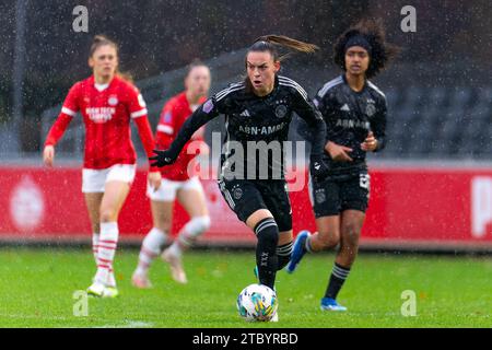 Eindhoven, Niederlande. Dezember 2023. EINDHOVEN, NIEDERLANDE - 9. DEZEMBER: Romee Leuchter von Ajax spielt mit dem Ball während des Azerion Vrouwen Eredivisie Spiels zwischen PSV und Ajax am 9. Dezember 2023 auf dem PSV Campus de Herdgang in Eindhoven. (Foto von Joris Verwijst/Orange Pictures) Credit: Orange Pics BV/Alamy Live News Stockfoto