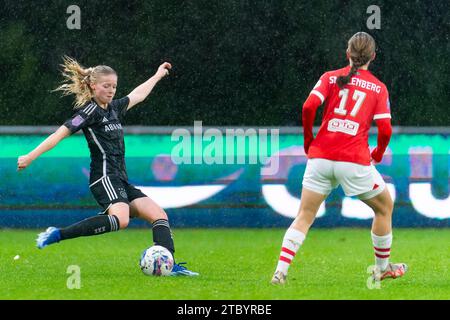 Eindhoven, Niederlande. Dezember 2023. EINDHOVEN, NIEDERLANDE - 9. DEZEMBER: Nadine Noordam von Ajax und Maxime Snellenberg von PSV während des Azerion Vrouwen Eredivisie Spiels zwischen PSV und Ajax auf dem PSV Campus de Herdgang am 9. Dezember 2023 in Eindhoven, Niederlande. (Foto von Joris Verwijst/Orange Pictures) Credit: Orange Pics BV/Alamy Live News Stockfoto