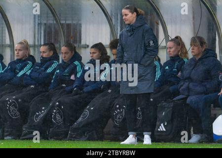 Eindhoven, Niederlande. Dezember 2023. EINDHOVEN, NIEDERLANDE - 9. DEZEMBER: Trainerin Suzanne Bakker von Ajax während des Azerion Vrouwen Eredivisie Spiels zwischen PSV und Ajax auf dem PSV Campus de Herdgang am 9. Dezember 2023 in Eindhoven, Niederlande. (Foto von Joris Verwijst/Orange Pictures) Credit: Orange Pics BV/Alamy Live News Stockfoto