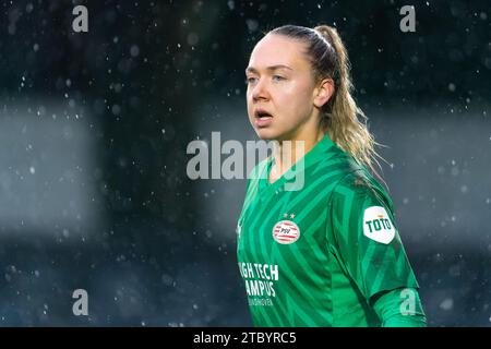 Eindhoven, Niederlande. Dezember 2023. EINDHOVEN, NIEDERLANDE - 9. DEZEMBER: Lisan Alkemade von PSV sieht beim Azerion Vrouwen Eredivisie Spiel zwischen PSV und Ajax auf dem PSV Campus de Herdgang am 9. Dezember 2023 in Eindhoven zu. (Foto von Joris Verwijst/Orange Pictures) Credit: Orange Pics BV/Alamy Live News Stockfoto