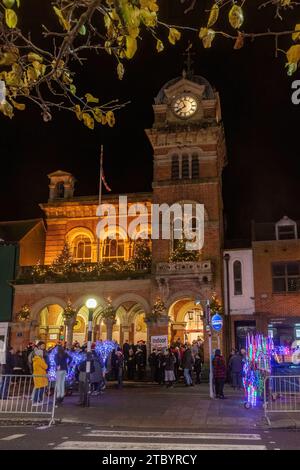 Dezember 2023. Die Hungerford Victorian Extravaganza, eine jährliche Weihnachtsveranstaltung, fand in West Berkshire, England, statt. Der Abend bietet eine Parade mit weihnachtlicher Straßenmesse, festlicher Musik, Speisen und Getränken und Dampfloks. Stockfoto