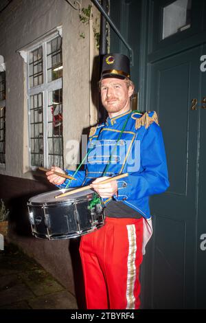 Dezember 2023. Die Hungerford Victorian Extravaganza, eine jährliche Weihnachtsveranstaltung, fand in West Berkshire, England, statt. Der Abend bietet eine Parade mit weihnachtlicher Straßenmesse, festlicher Musik, Speisen und Getränken und Dampfloks. Stockfoto