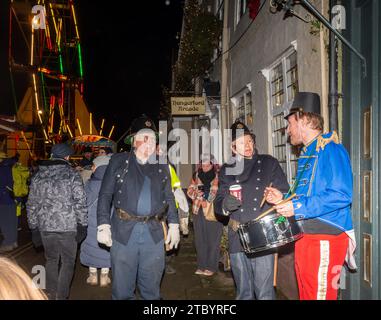 Dezember 2023. Die Hungerford Victorian Extravaganza, eine jährliche Weihnachtsveranstaltung, fand in West Berkshire, England, statt. Der Abend bietet eine Parade mit weihnachtlicher Straßenmesse, festlicher Musik, Speisen und Getränken und Dampfloks. Stockfoto