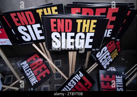 Am 9. Dezember 2023 versammelten sich Menschen um die Bank Junction in London, um einen Waffenstillstand in Gaza zu fordern. „End the Belagerung“-Plakate. Stockfoto
