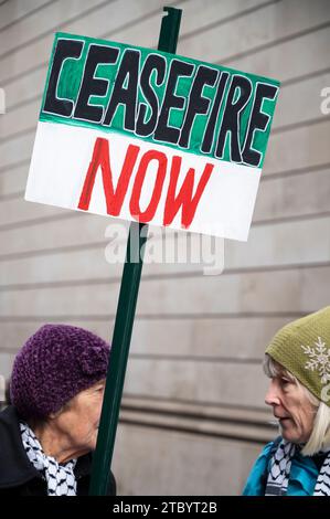 Am 9. Dezember 2023 versammelten sich Menschen um die Bank Junction in London, um einen Waffenstillstand in Gaza zu fordern Stockfoto