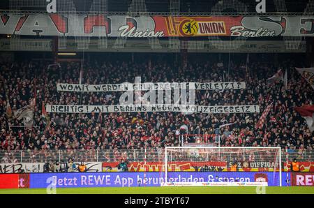 09. Dezember 2023, Berlin: Fußball: Bundesliga, 1. FC Union Berlin - Borussia Mönchengladbach, 14. Spieltag, an der Alten Försterei. Gewerkschaftsfans auf der Waldseite zeigen Banner mit der Aufschrift „Was verletzt Grundrechte? Das stimmt! Mit Berlins neuem Polizeigesetz!" Foto: Andreas Gora/dpa - WICHTIGER HINWEIS: Gemäß den Vorschriften der DFL Deutschen Fußball-Liga und des DFB Deutschen Fußball-Bundes ist es verboten, im Stadion und/oder des Spiels aufgenommene Fotografien in Form von sequenziellen Bildern und/oder videoähnlichen Fotoserien zu verwenden oder zu nutzen. Stockfoto