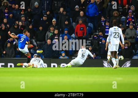 Ibrox Stadium, Glasgow, Großbritannien. Dezember 2023. Scottish Premiership Football, Rangers versus Dundee; Cyriel Dessers of Rangers schießt und erzielt einen Equalizer, um die Punktzahl in der 20. Minute bei 1-1 zu erreichen Stockfoto