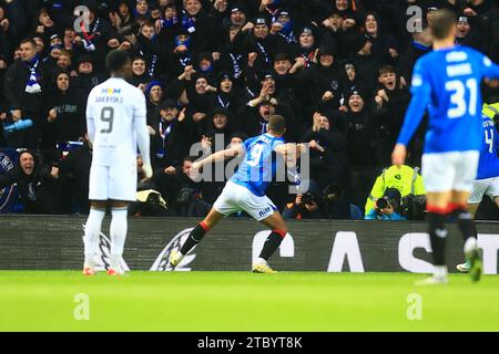 Ibrox Stadium, Glasgow, Großbritannien. Dezember 2023. Der schottische Premiership Football, die Rangers gegen Dundee; Cyriel Dessers of Rangers feiert, nachdem er in der 20. Minute einen Equalizer für 1-1 erzielt hat. Credit: Action Plus Sports/Alamy Live News Stockfoto