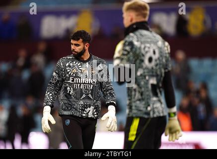 Arsenal Torhüter David Raya (links) wärmt sich vor dem Spiel der Premier League in Villa Park, Birmingham auf. Bilddatum: Samstag, 9. Dezember 2023. Stockfoto