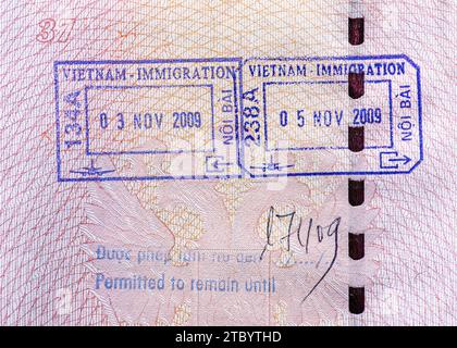 Grenzstempel im Pass bei Ankunft und Abreise der Staatsgrenze zu Vietnam. Stockfoto