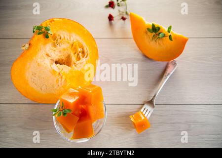 Zubereitete süße Kürbismarmelade in einer Glasschale auf einem Holztisch. Herbstrezepte. Stockfoto