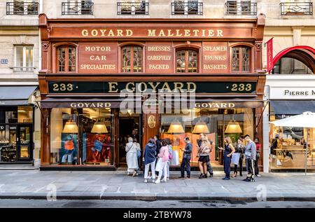 Leute stehen an, um das Maison Goyard zu betreten, ein Luxusgeschäft für Lederwaren in der Rue Saint Honoré, Paris, Frankreich Stockfoto