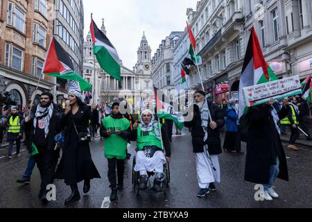 London, Großbritannien. Dezember 2023. Zehntausende palästinensischer Demonstranten marschierten, um in London einen dauerhaften Waffenstillstand zu fordern. Stockfoto